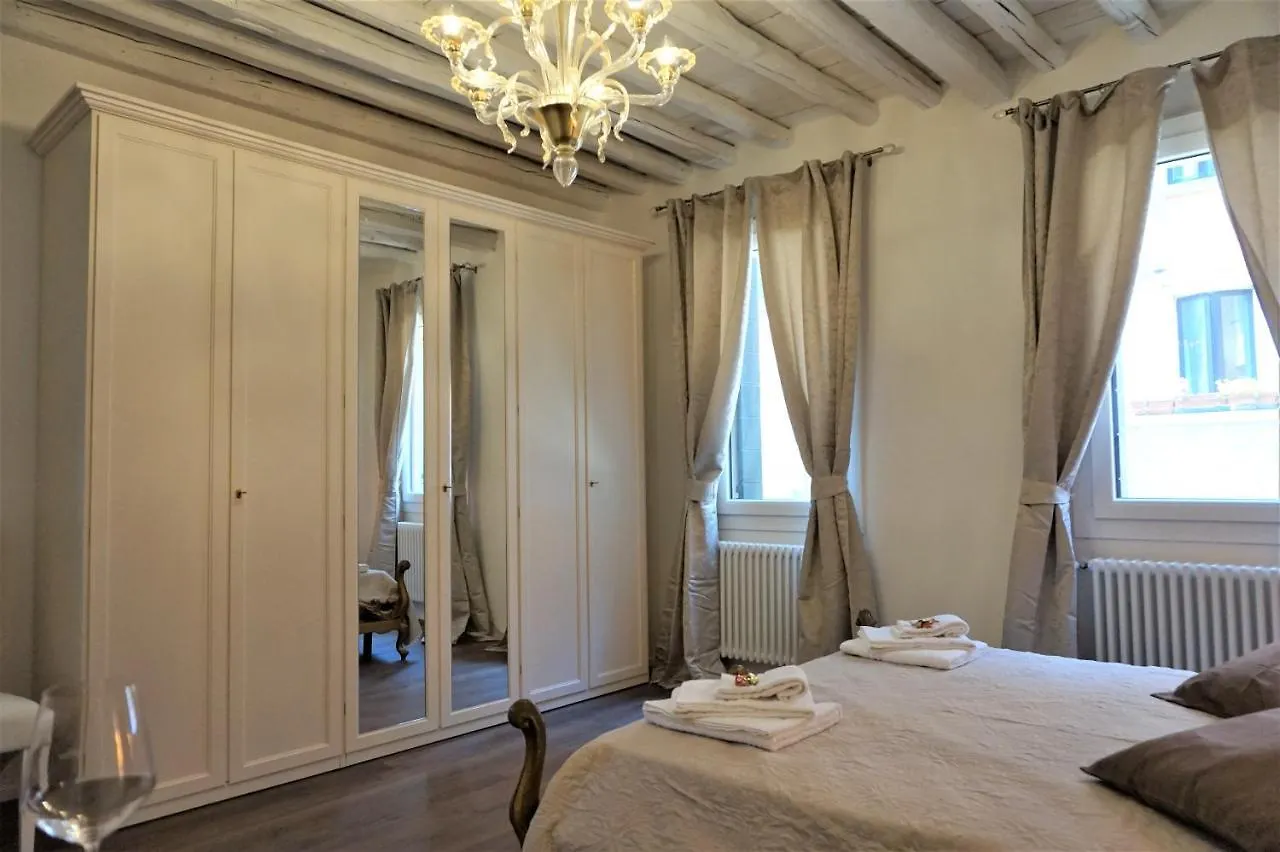 SARA S LUXURY HOME five minutes from Piazza San Marco Venezia 0*,  Italia